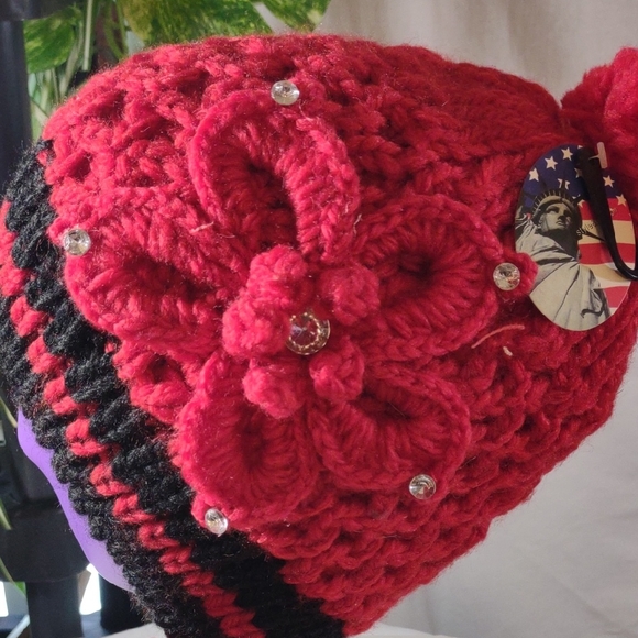 NWT Stylish Red & Black Knit Pom-Pom Beanie - Picture 9 of 11